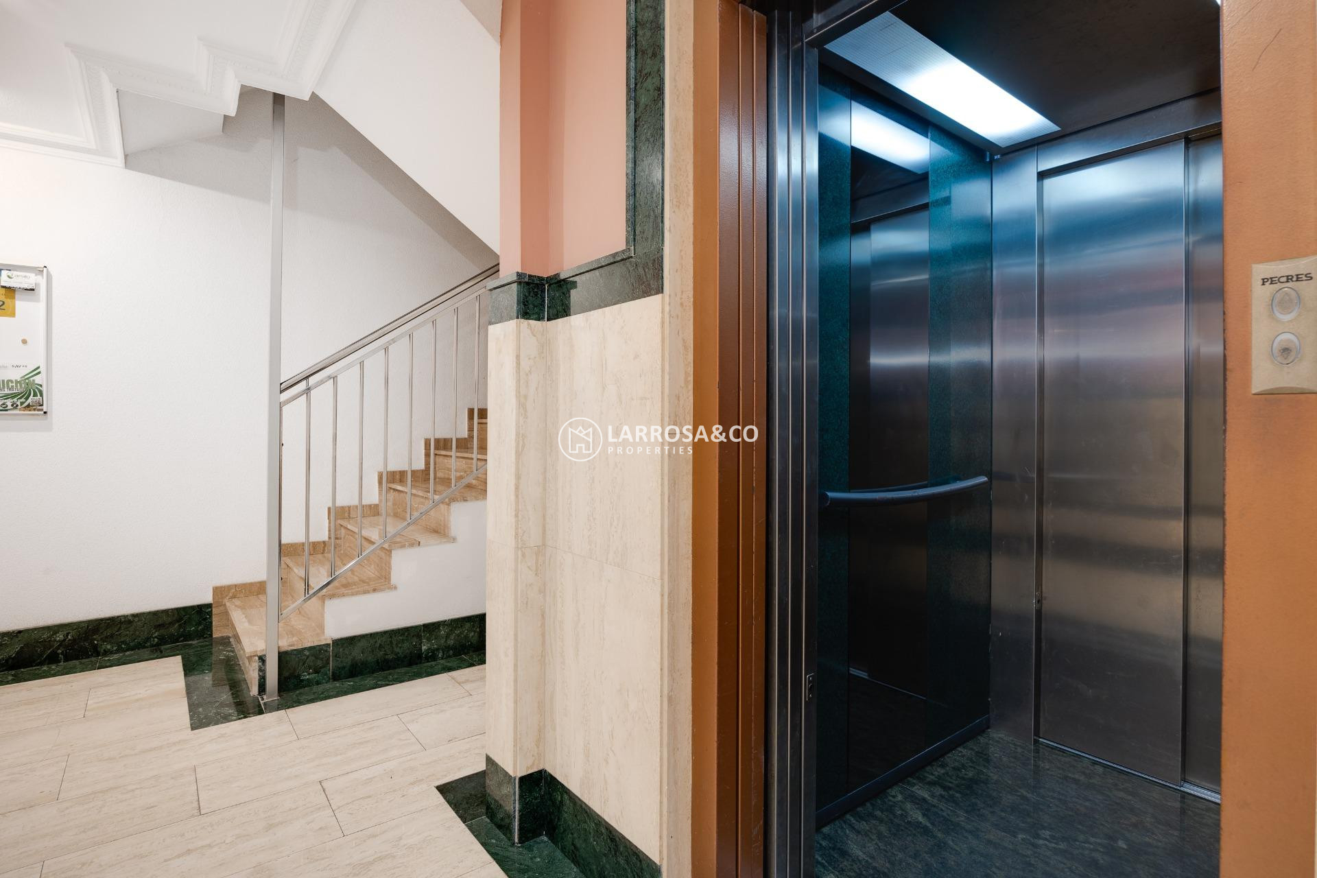 A Vendre - Apartment - Torrevieja - Paseo maritimo