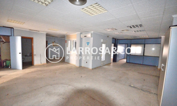 Commercial space - Herverkoop - Torrevieja - Centro