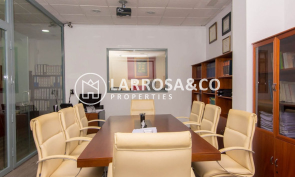 Commercial space - Herverkoop - Torrevieja - Centro