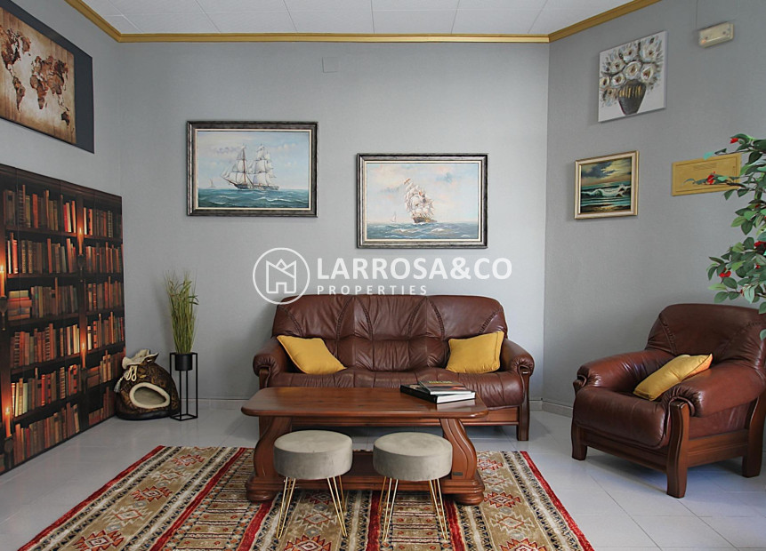 Herverkoop - Commercial space - Torrevieja - Las Piscinas Naturales