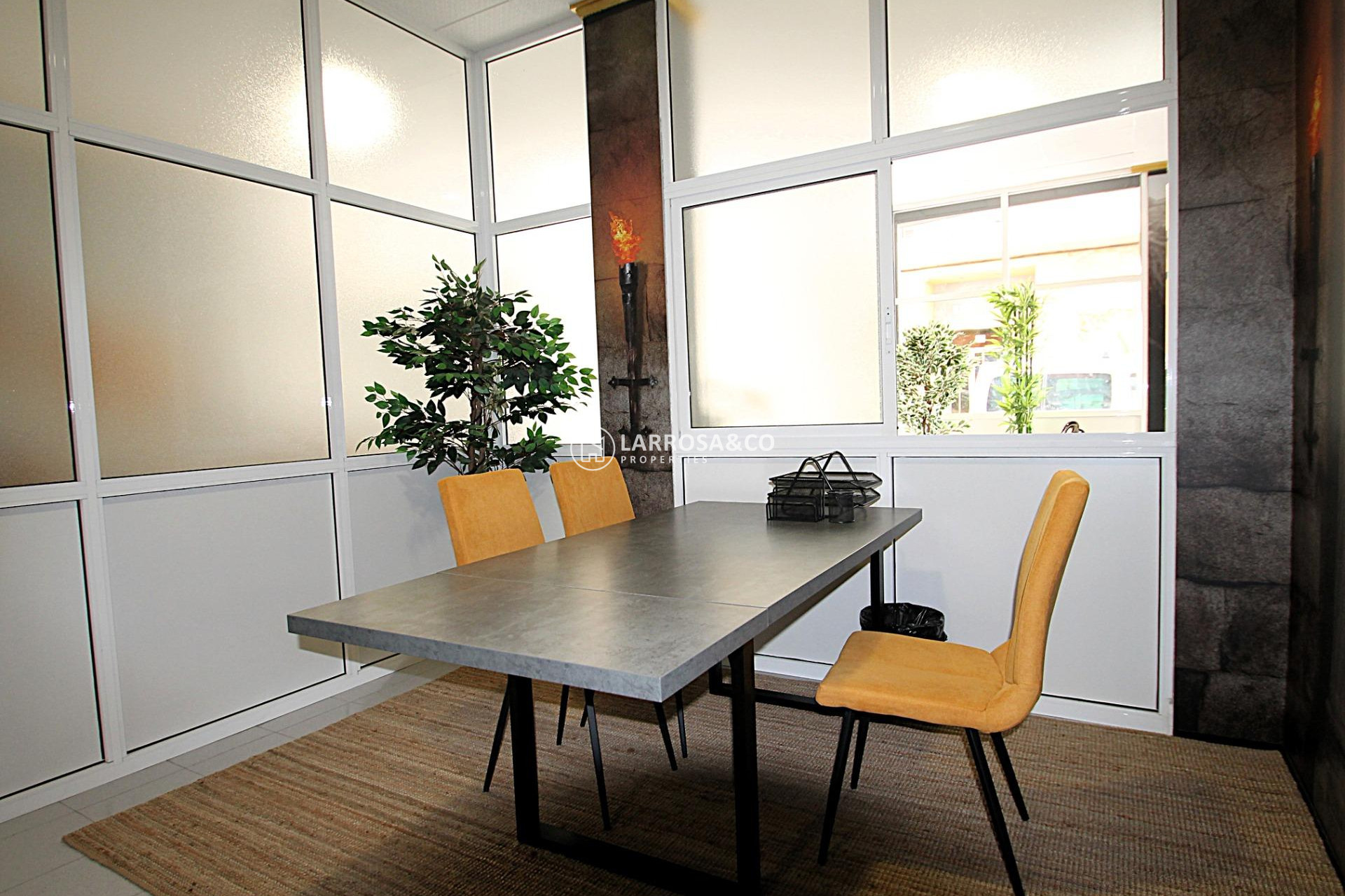 Herverkoop - Commercial space - Torrevieja - Las Piscinas Naturales