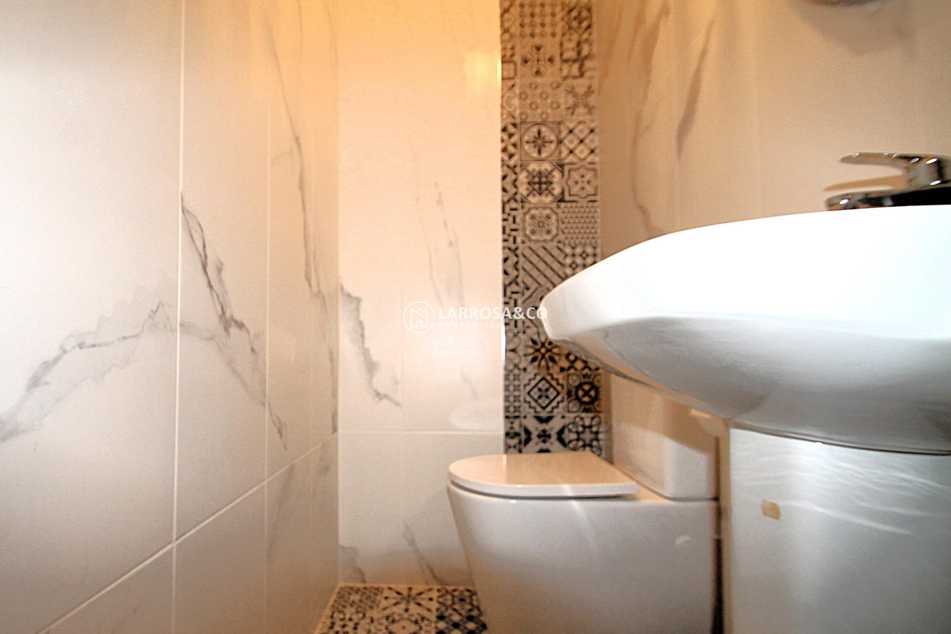 Herverkoop - Commercial space - Torrevieja - Las Piscinas Naturales