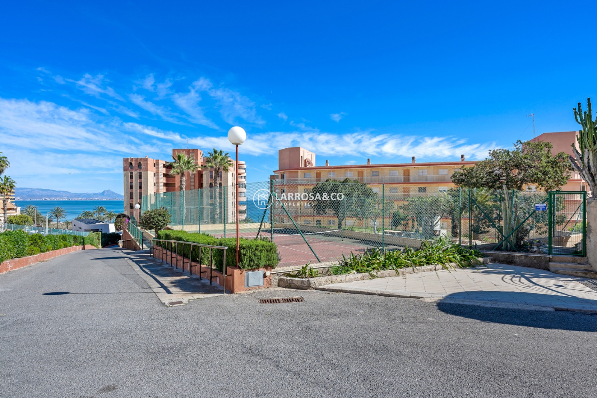 Resale - Apartment - Arenales del sol - Segunda linea playa
