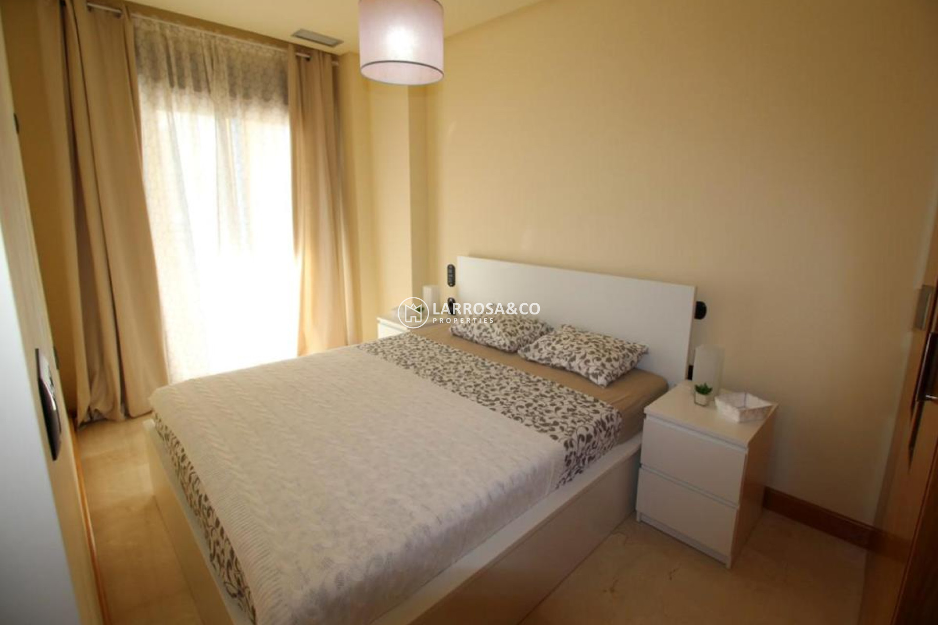 resale-apartment-beach-guardamar-master-bedroom-rv2104
