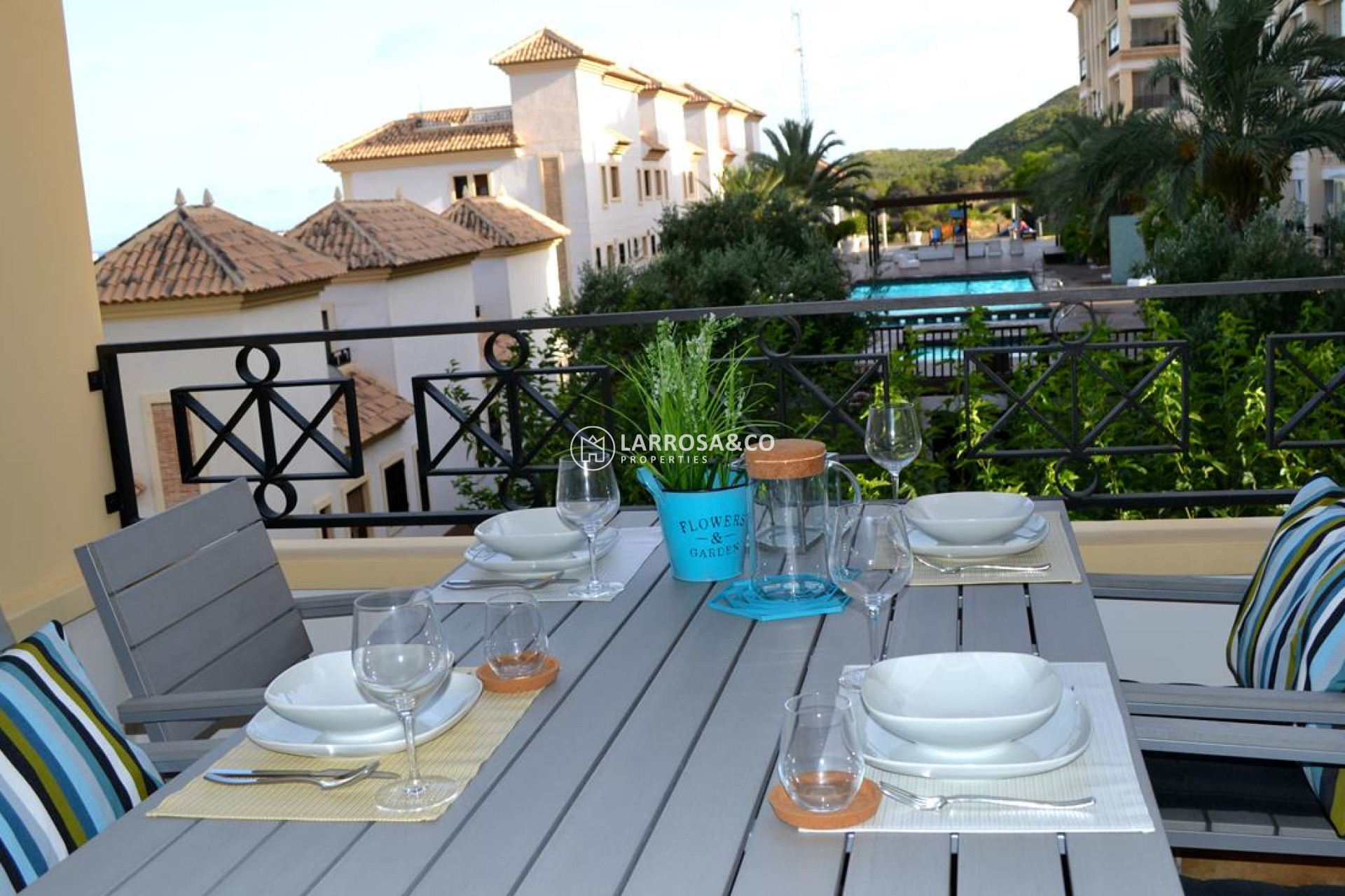 resale-apartment-beach-guardamar-terrace-table-rv2104