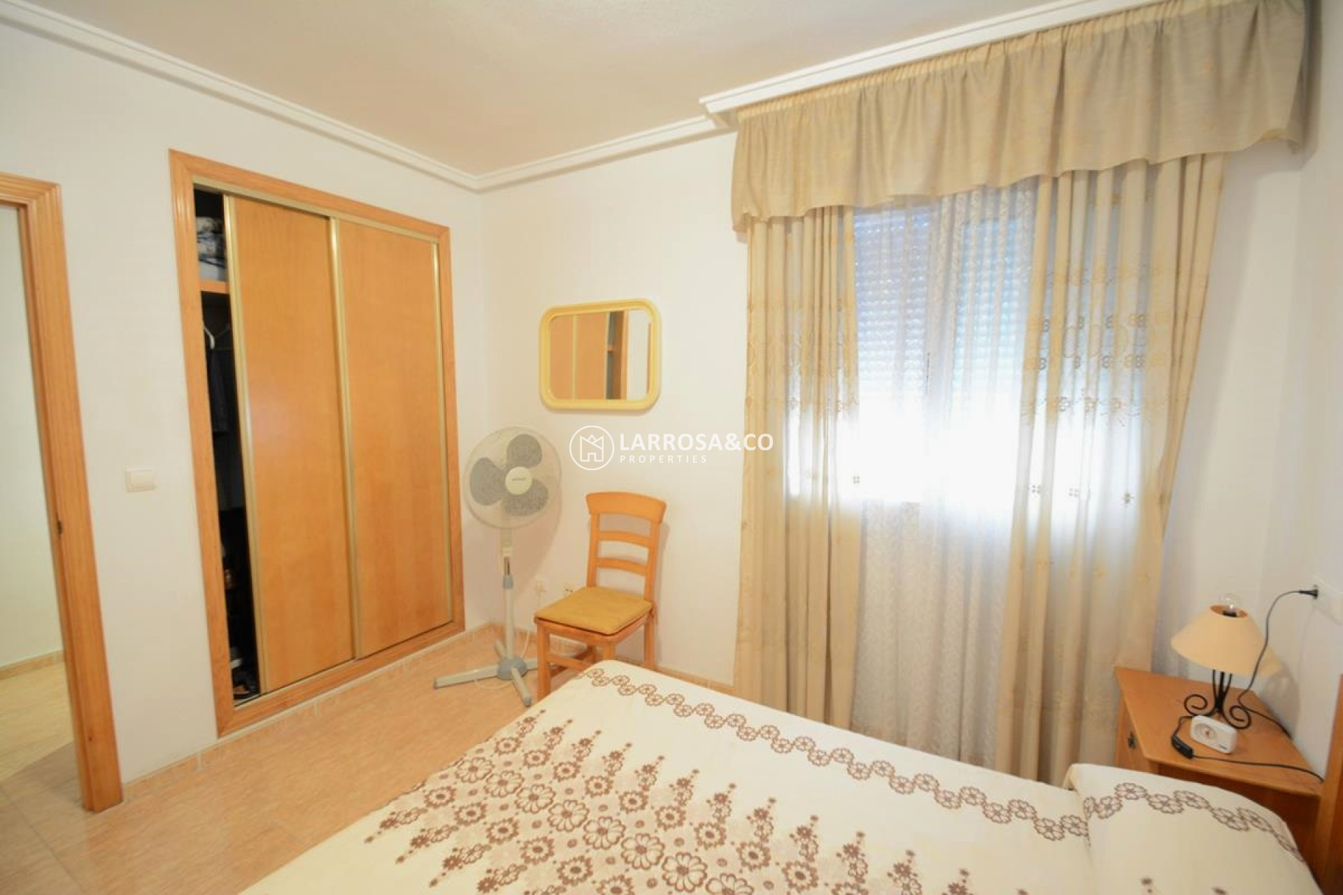 resale-apartment-guardamar-center-bedroom-1-wardrobe-rv2117