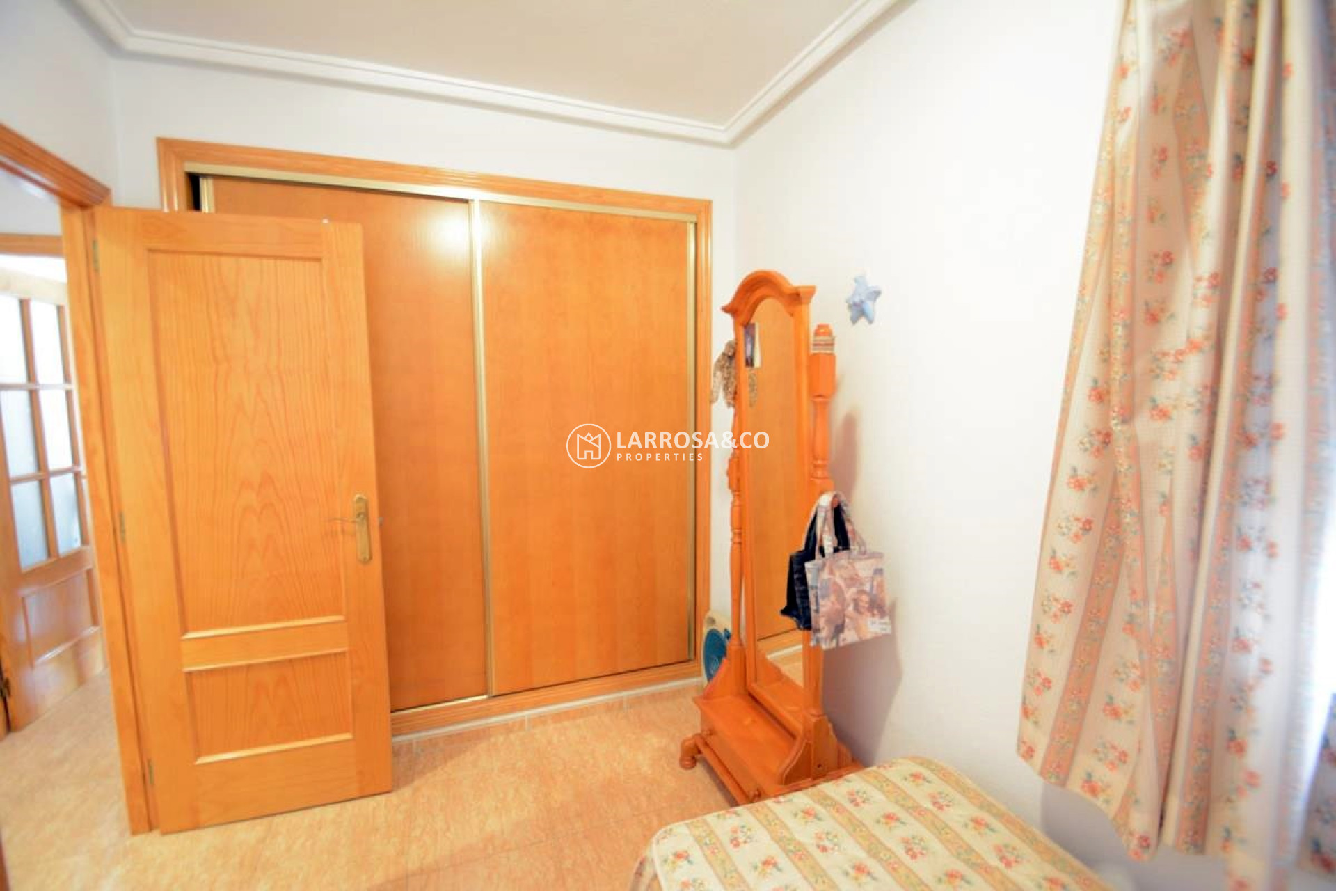 resale-apartment-guardamar-center-bedroom-2-wardrobe-rv2117