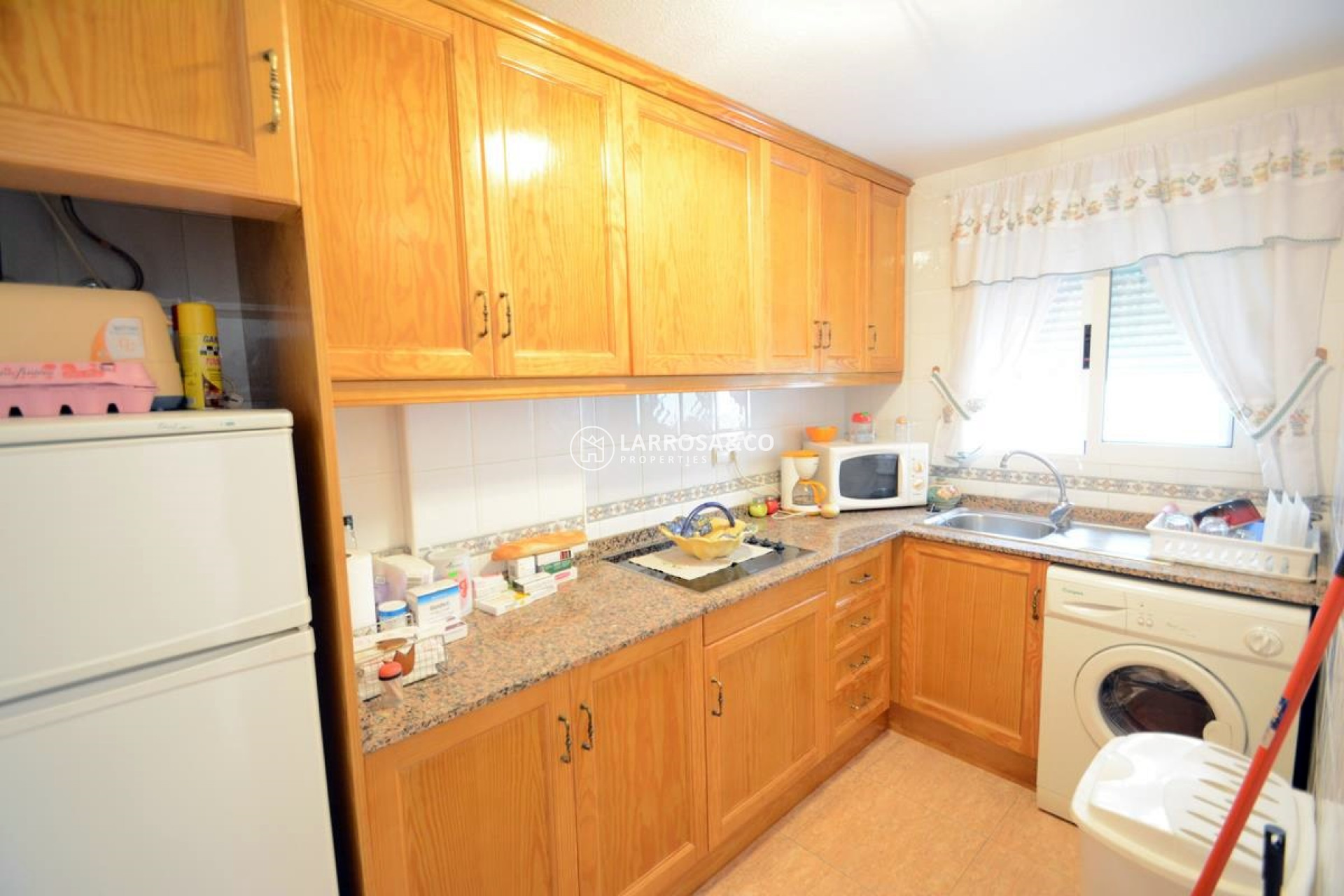 resale-apartment-guardamar-center-kitchen-2-rv2117
