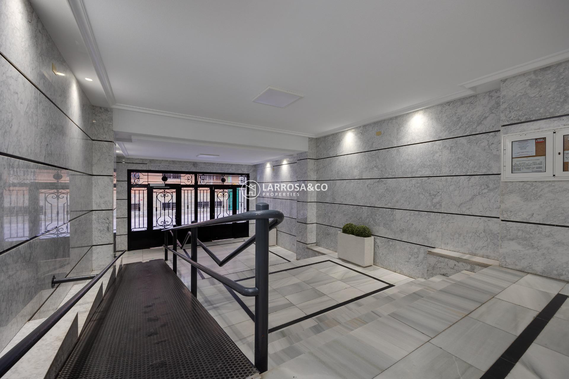 Resale - Apartment - Torrevieja - Acequion