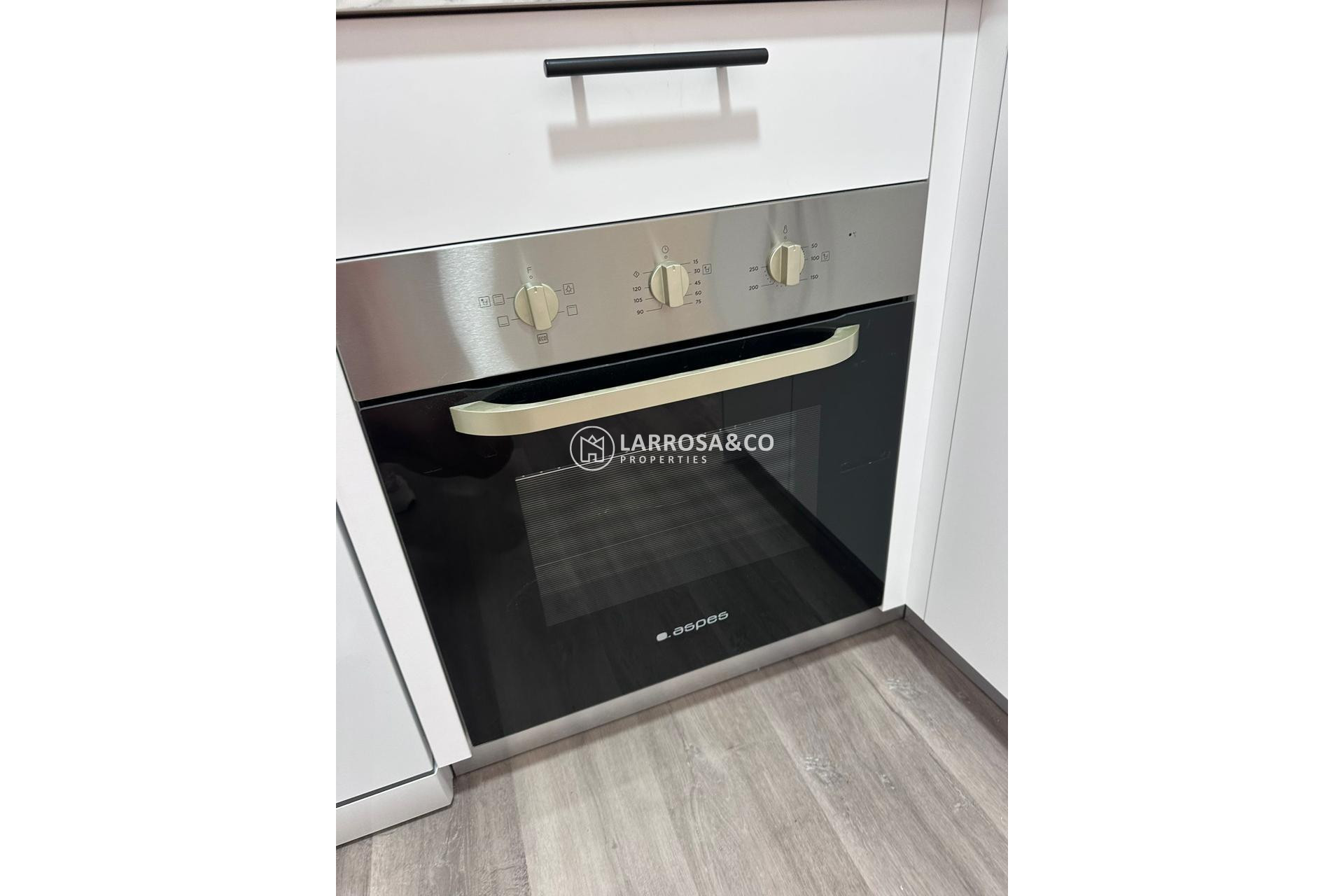 Resale - Apartment - Torrevieja - Centro - Muelle Pesquero