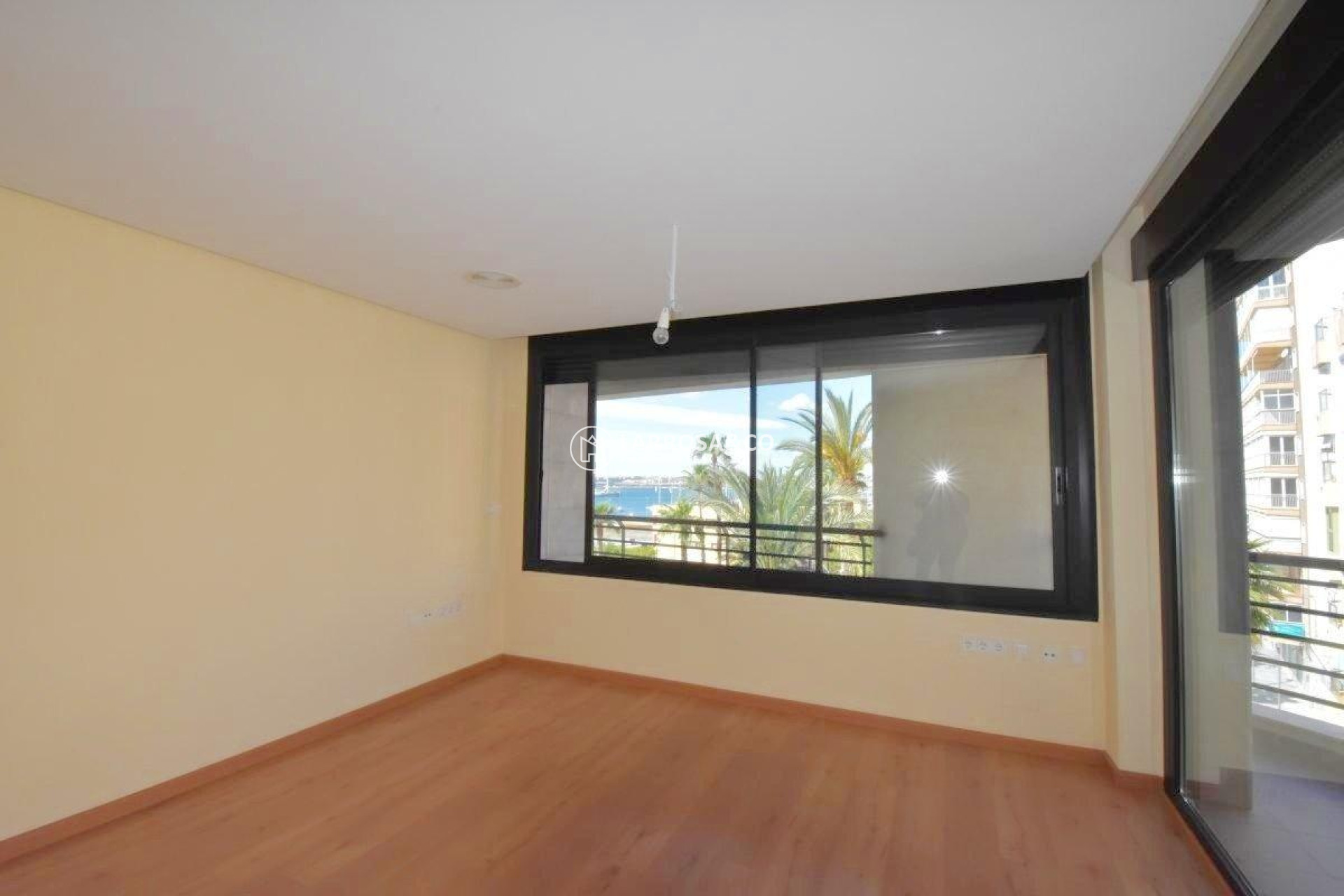 Resale - Apartment - Torrevieja - Centro - Muelle Pesquero