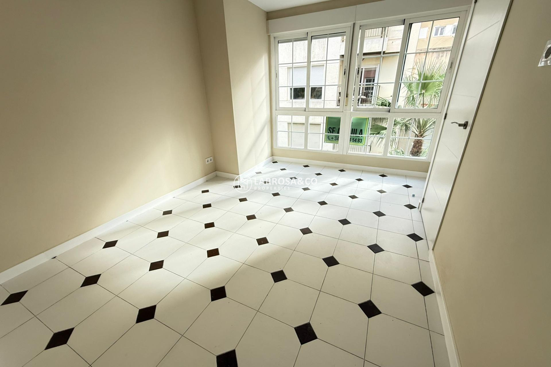 Resale - Apartment - Torrevieja - Centro