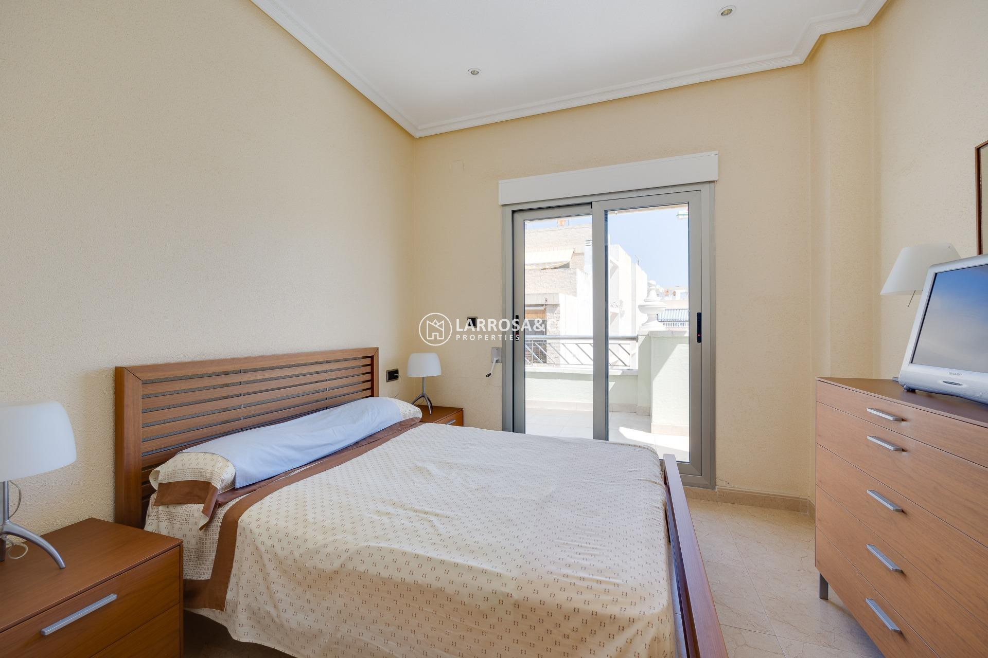 Resale - Apartment - Torrevieja - Paseo maritimo