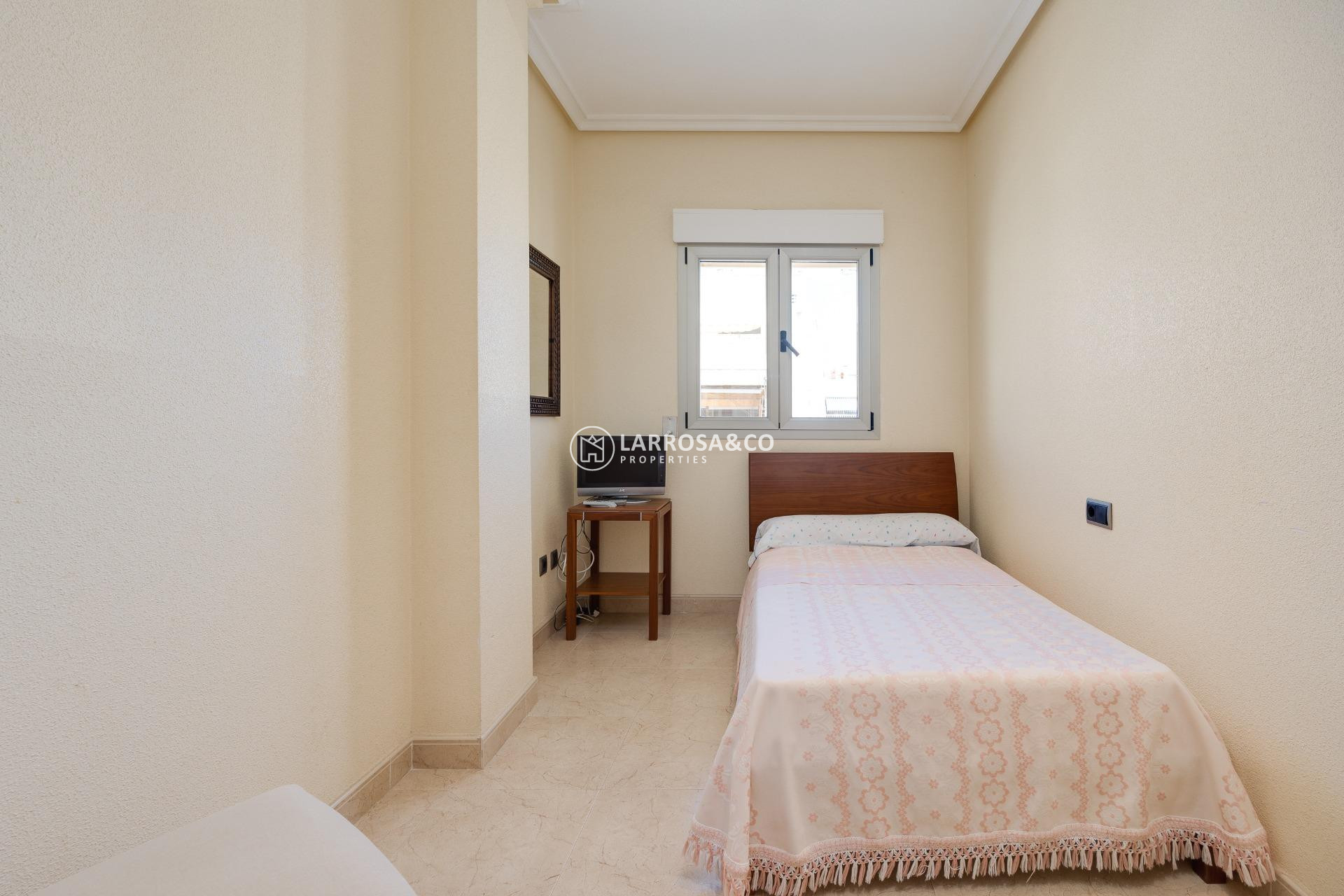 Resale - Apartment - Torrevieja - Paseo maritimo