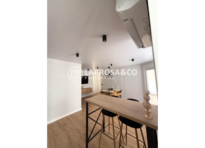 Resale - Apartment - Torrevieja - Paseo maritimo