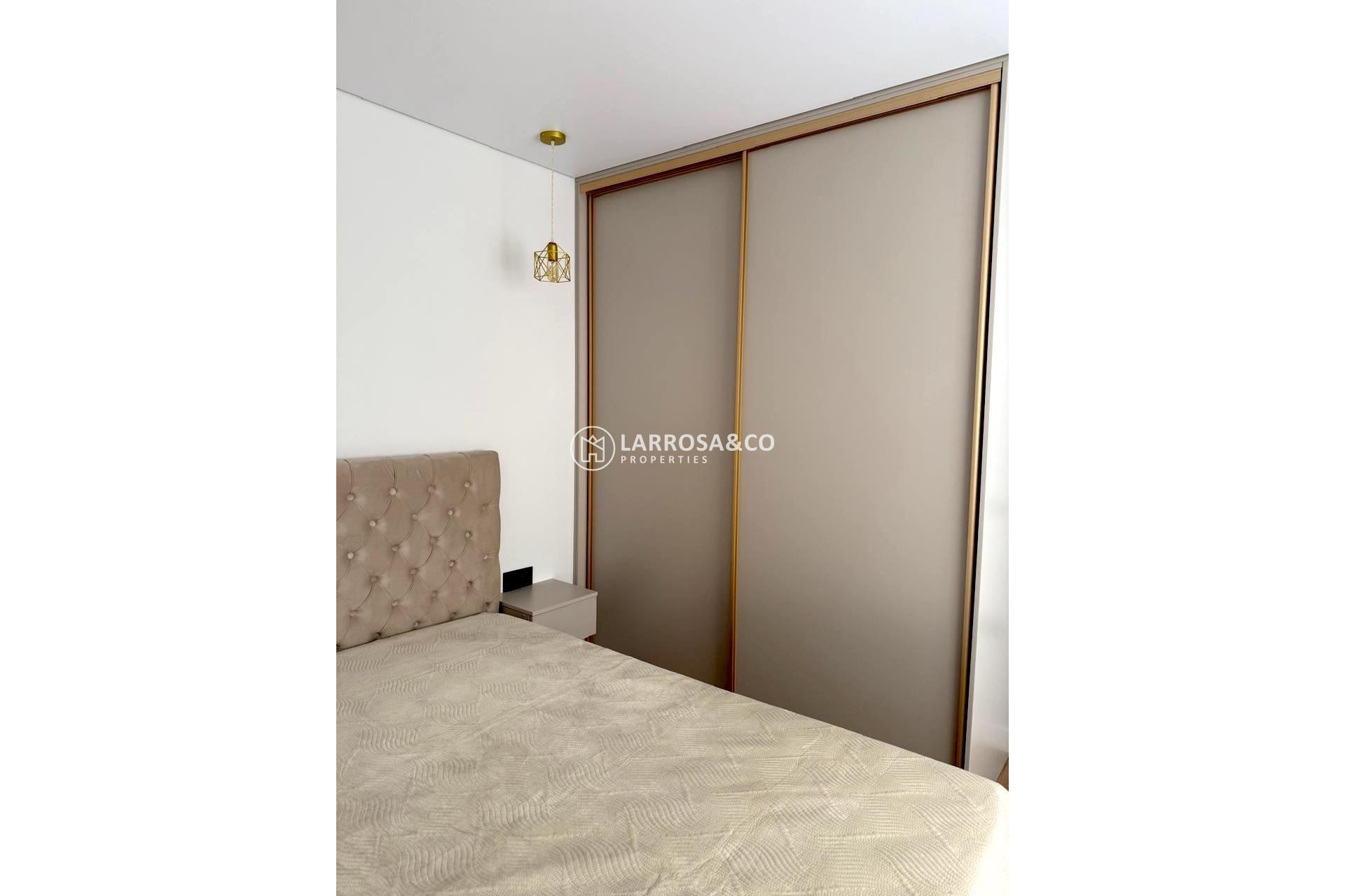 Resale - Apartment - Torrevieja - Paseo maritimo