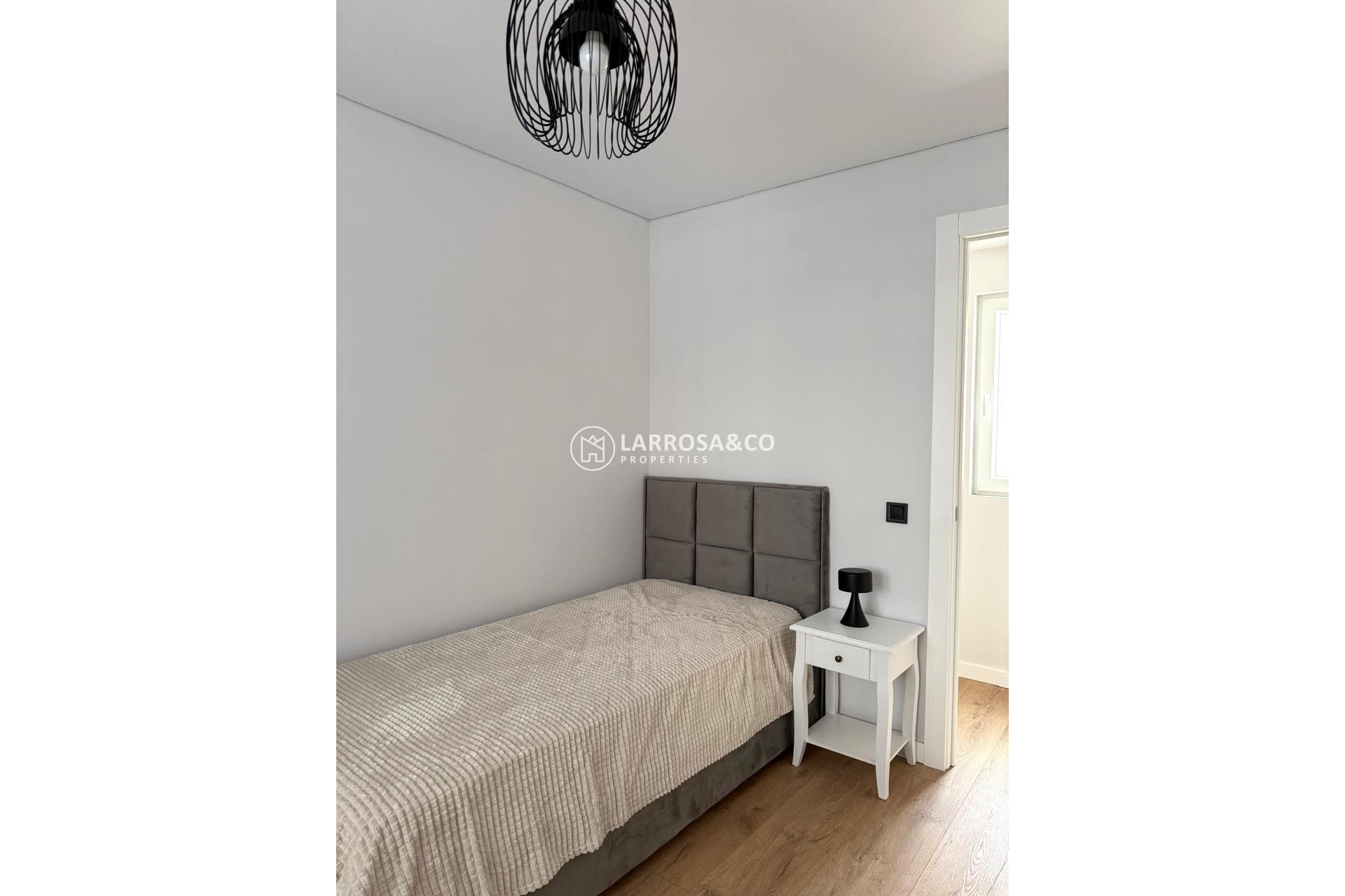 Resale - Apartment - Torrevieja - Paseo maritimo