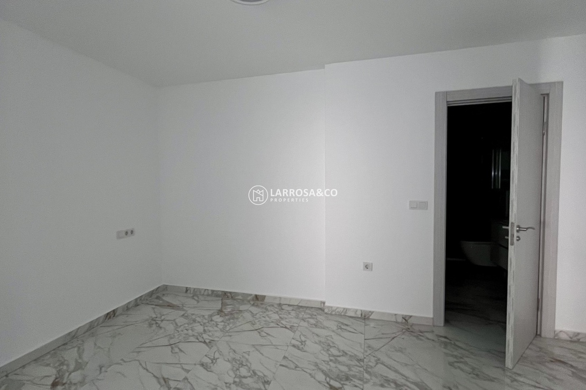 Resale - Apartment - Torrevieja - PLAYA LOS LOCOS