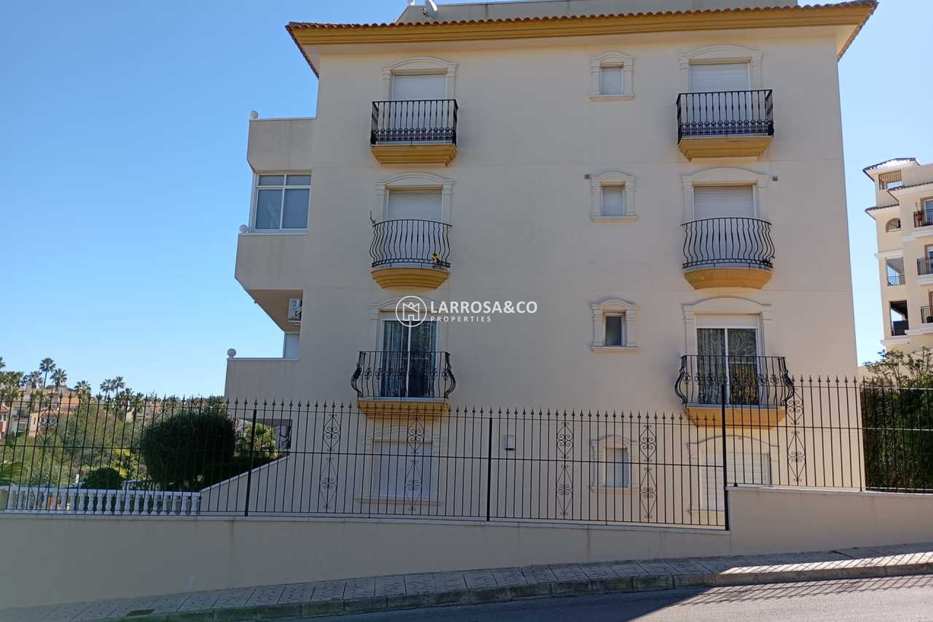 Resale - Apartment - Villamartín - Costa Blanca