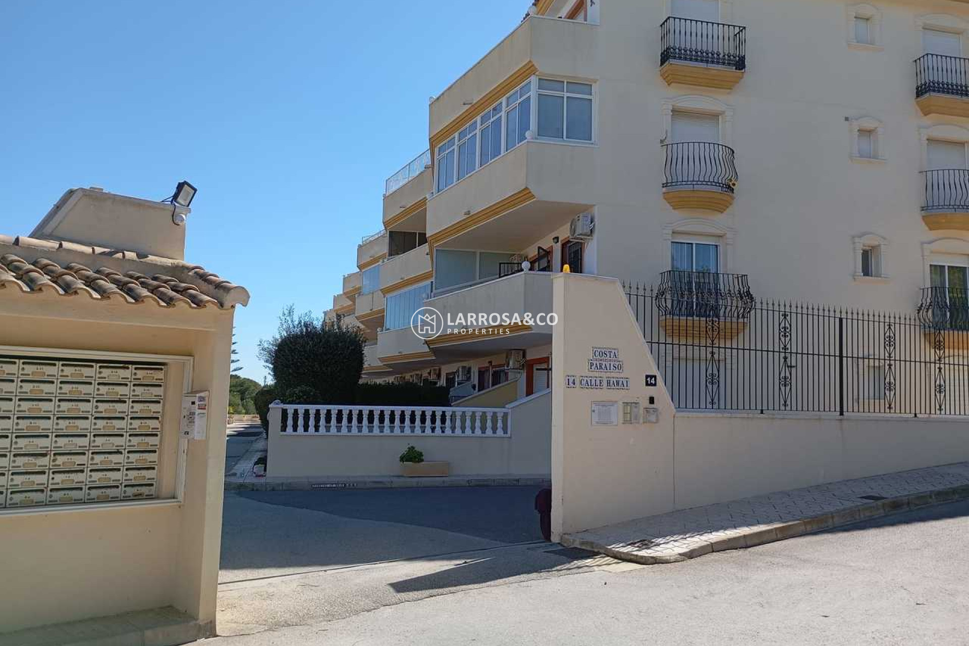 Resale - Apartment - Villamartín - Costa Blanca