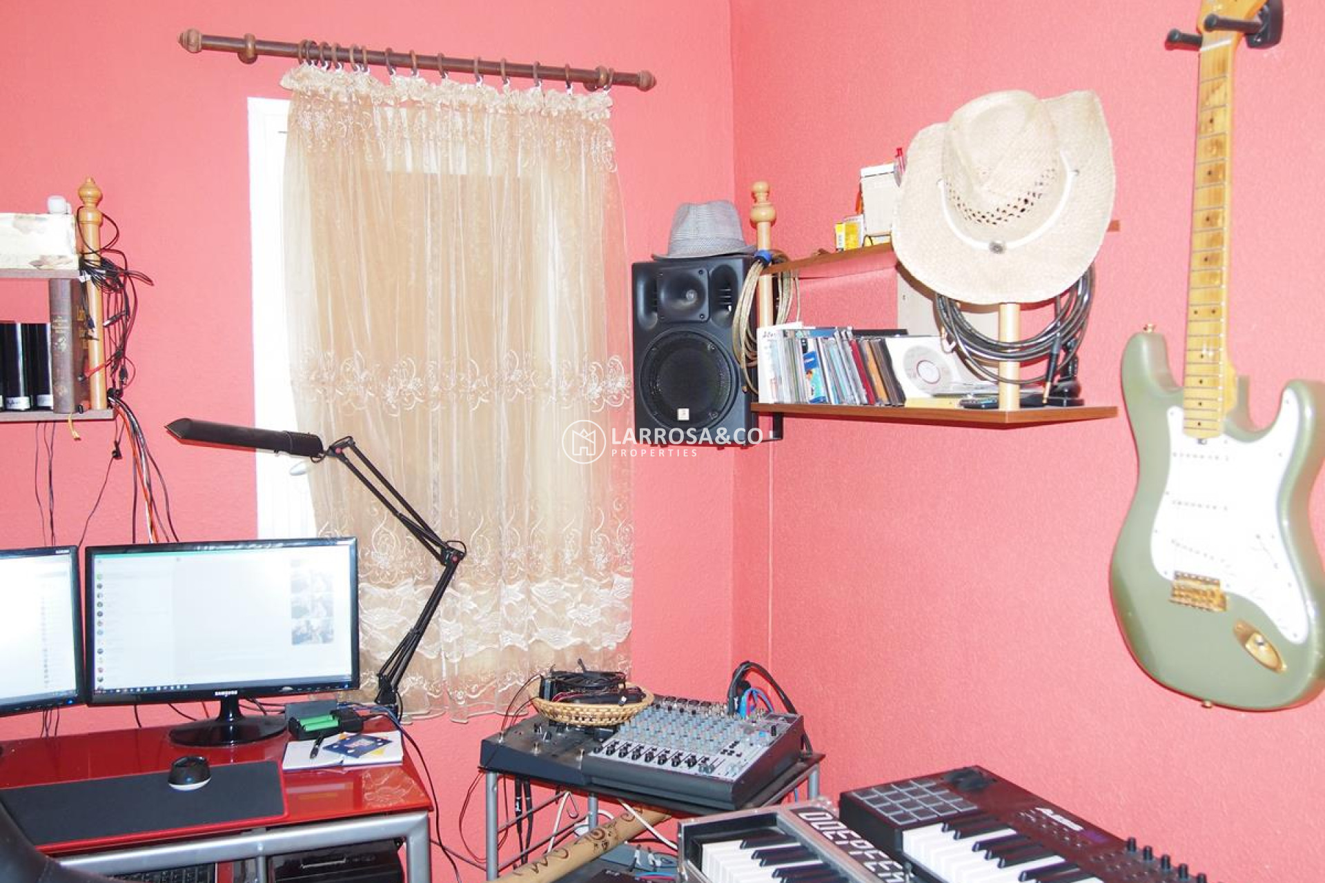 resale-bungalow-torrevieja-torreta-room-2-window-rv2101