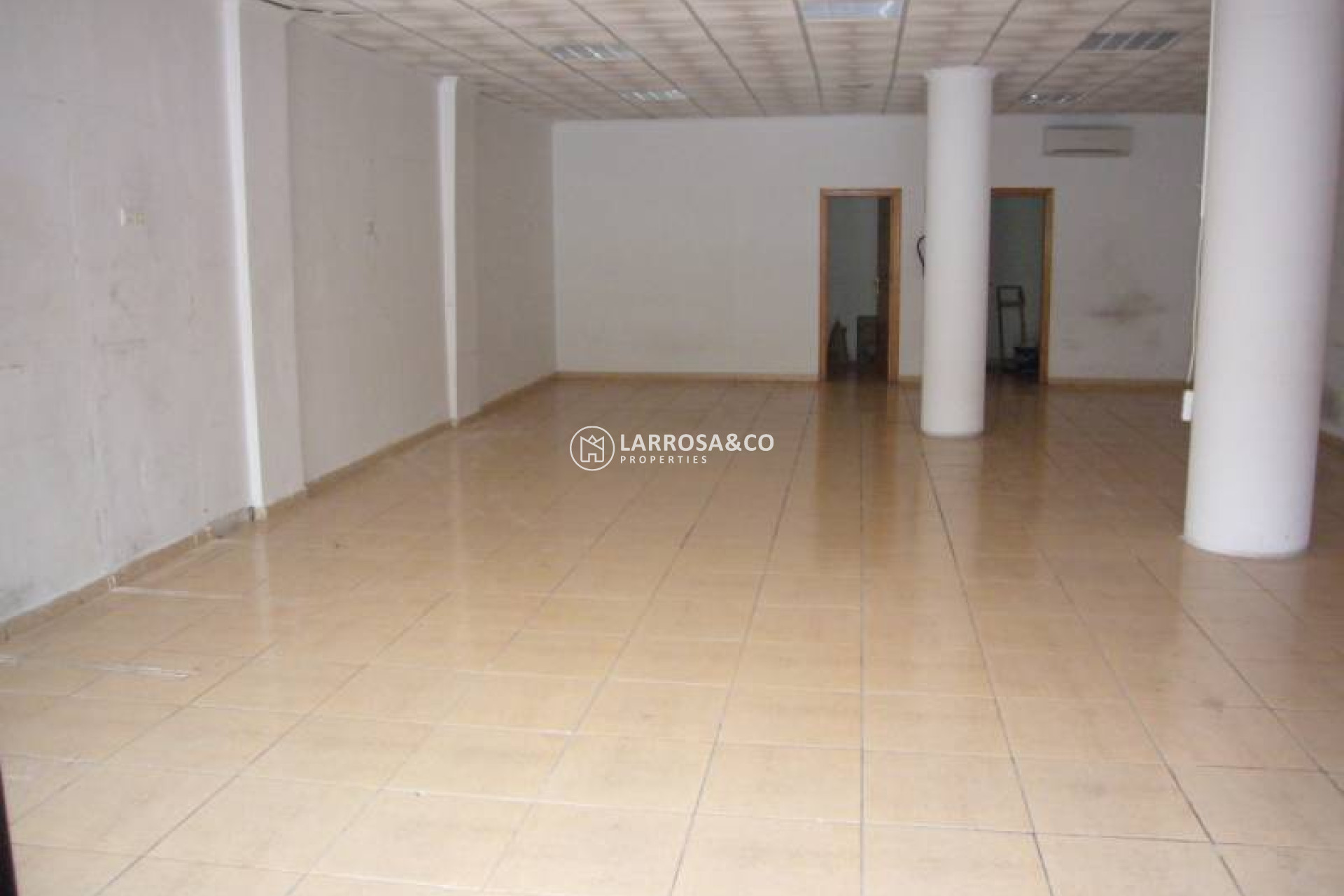 Resale - Commercial space - Torrevieja - Centro