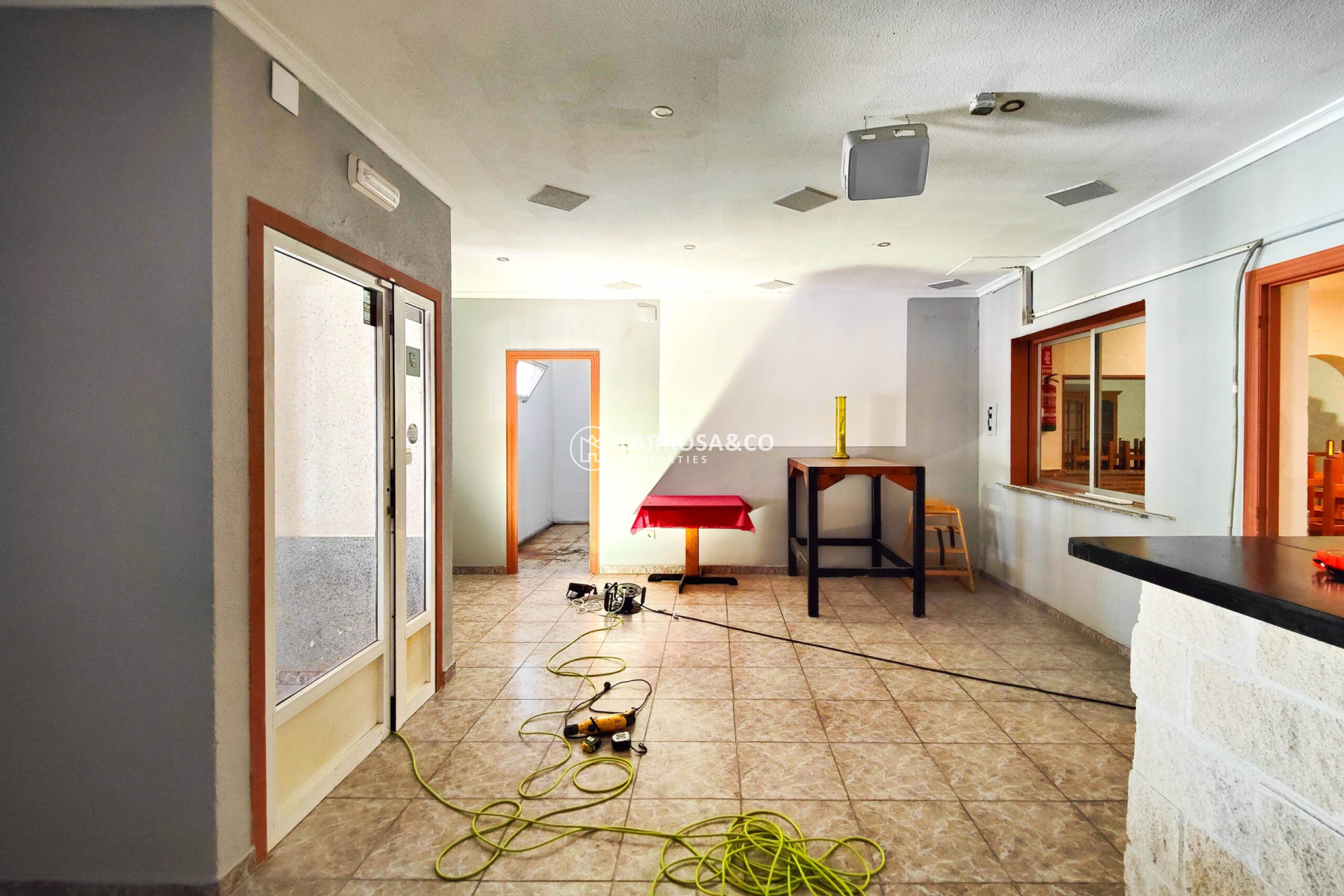 Resale - Commercial space - Torrevieja - Costa Blanca