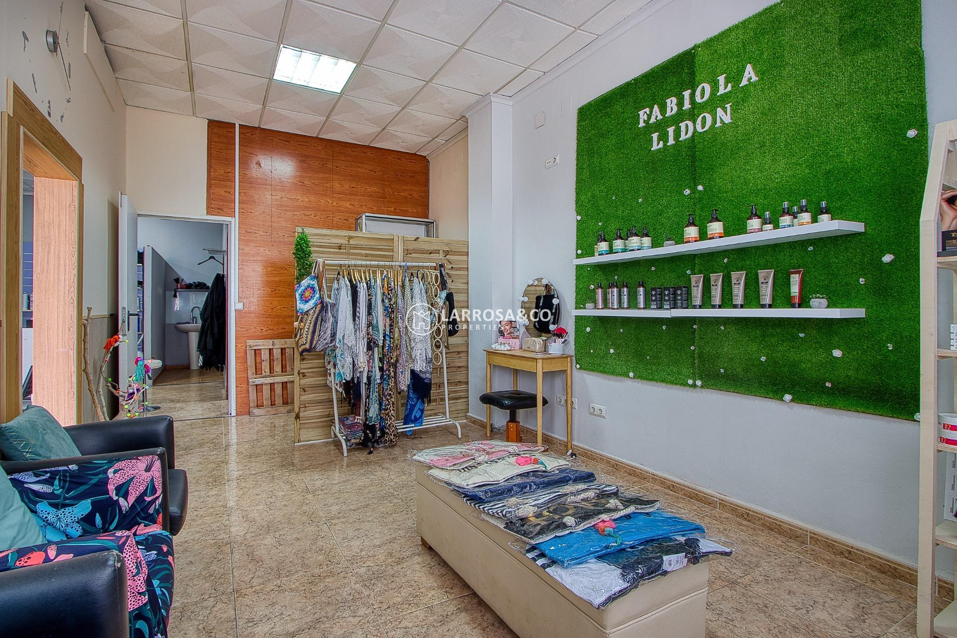 Resale - Commercial space - Torrevieja - La Mata