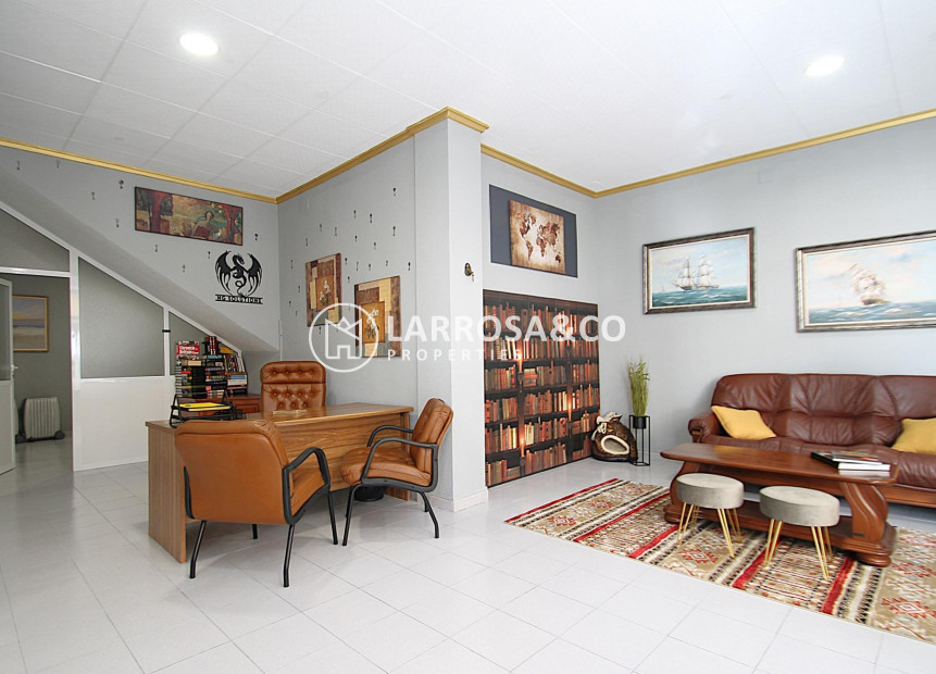 Resale - Commercial space - Torrevieja - Las Piscinas Naturales