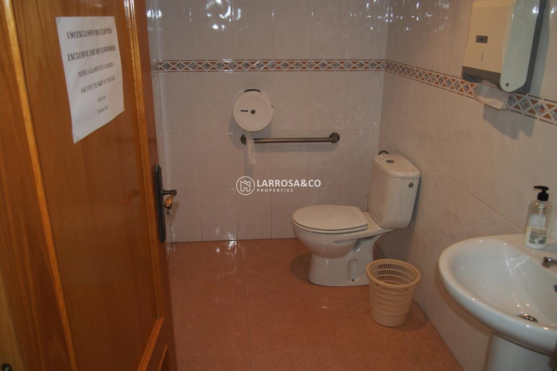 resale-guardamar-commercial-space-beach-bathroom-2-rv2098