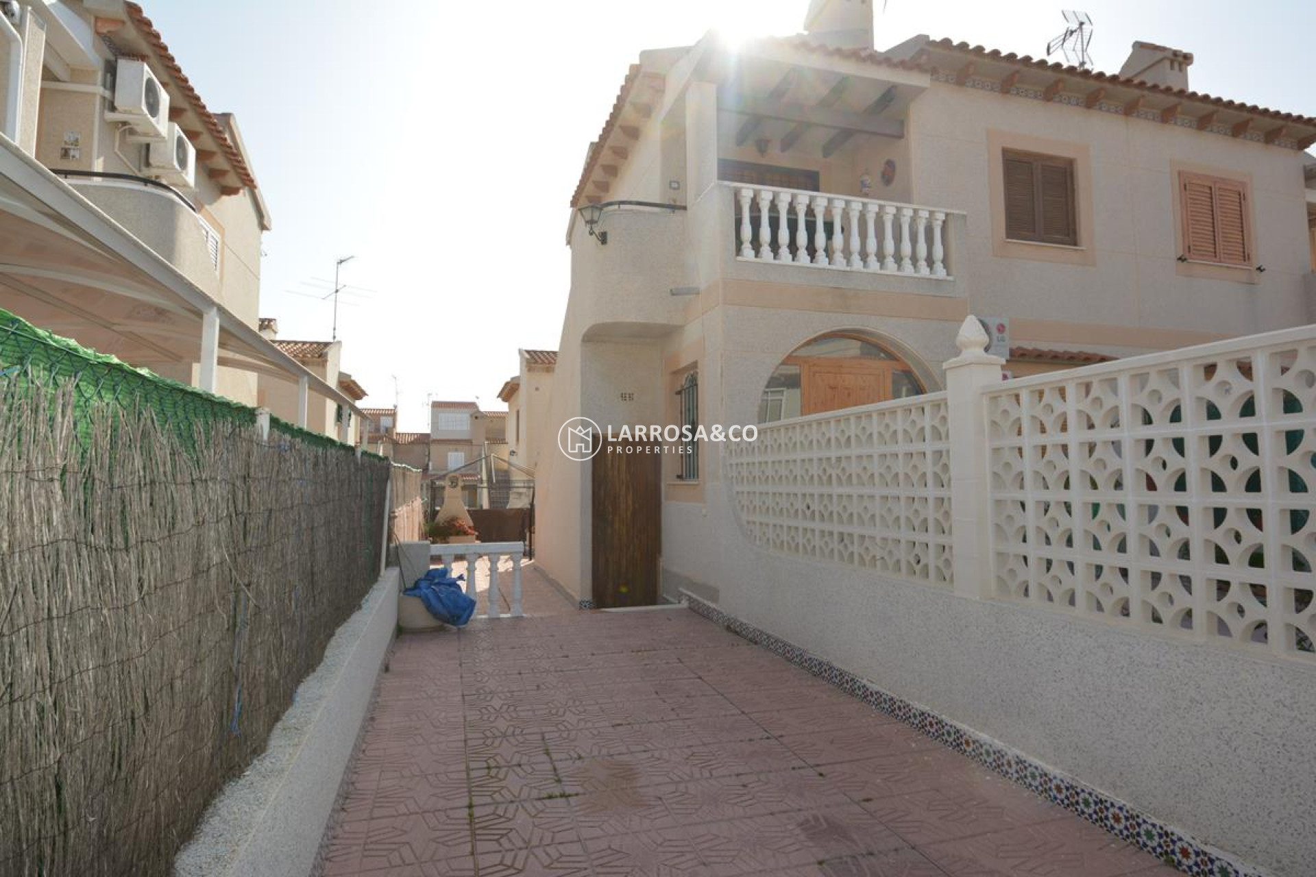 reventa-bungalow-guardamar-moncayo-fachada-plaza-aparcamiento-rv2063