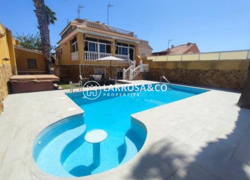 Reventa - Chalet - Torrevieja - Aguas Nuevas