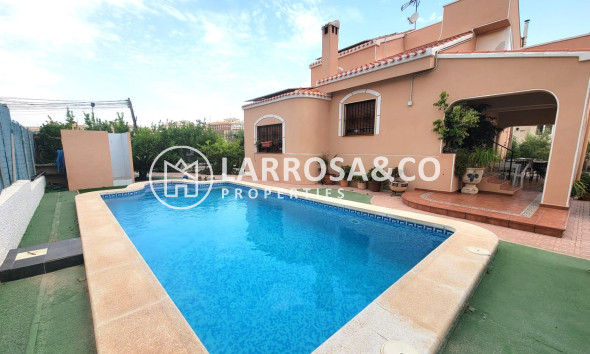 Villa - Herverkoop - Torrevieja - Aguas Nuevas