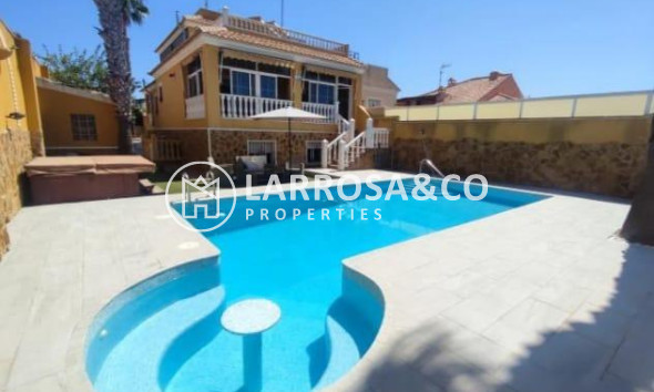 Villa - Herverkoop - Torrevieja - Aguas Nuevas