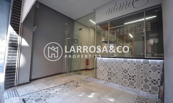 Resale - Commercial space - Torrevieja - Centro