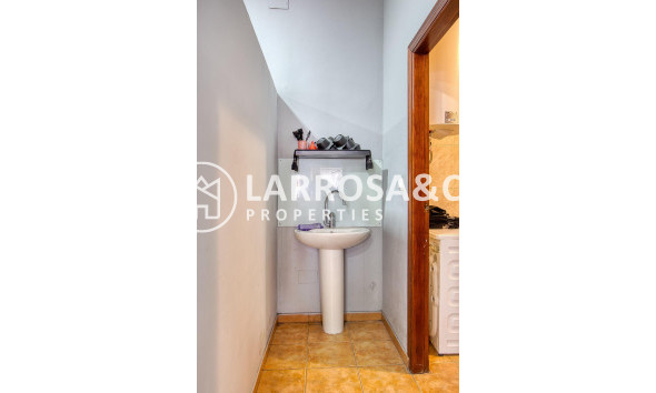 Resale - Commercial space - Torrevieja - La Mata