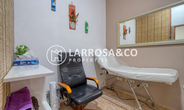 Resale - Commercial space - Torrevieja - La Mata