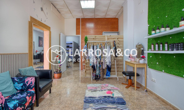 Resale - Commercial space - Torrevieja - La Mata