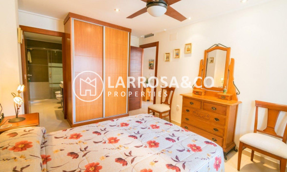 Resale - Apartment - Torrevieja - Paseo maritimo