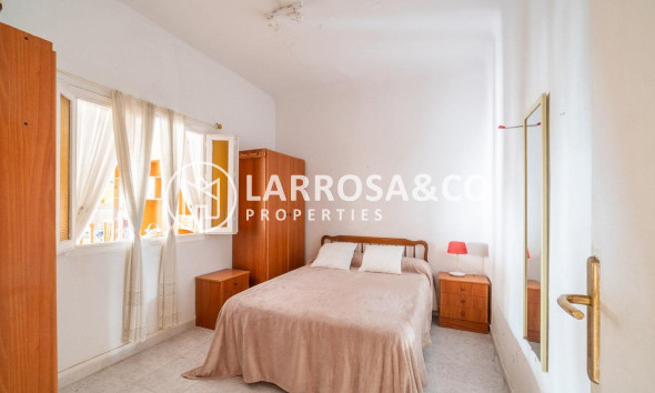 Resale - Ground floor apartment - Torrevieja - Playa de los Naufragos