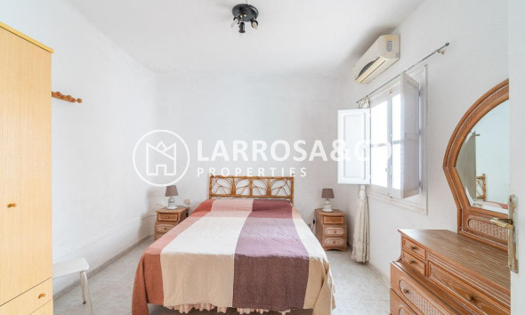 Resale - Ground floor apartment - Torrevieja - Playa de los Naufragos