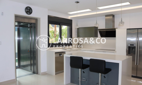 Resale - Detached House/Villa - San Miguel de Salinas - Urbanizaciones