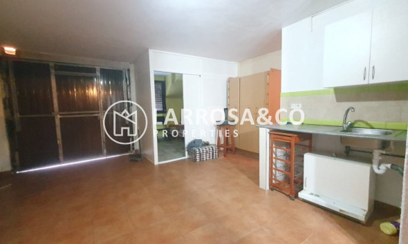 Resale - Commercial space - Torrevieja - Los Balcones