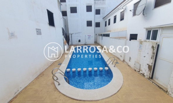 Resale - Commercial space - Torrevieja - Los Balcones