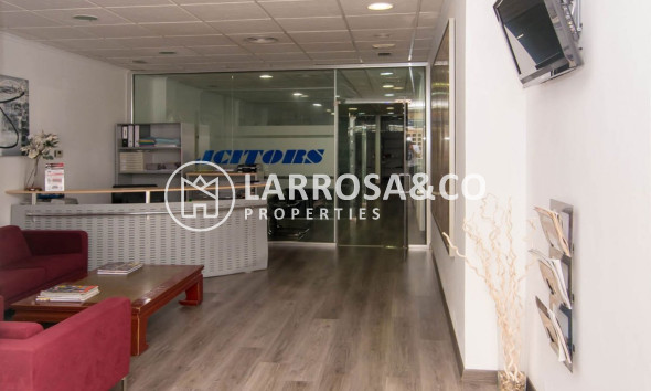 Resale - Commercial space - Torrevieja - Centro