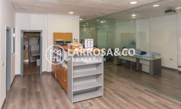 Resale - Commercial space - Torrevieja - Centro