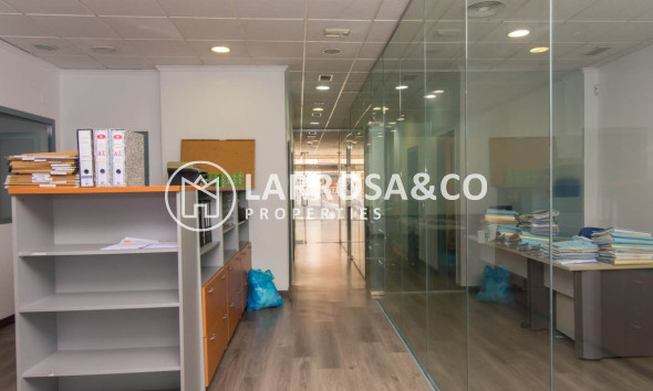 Resale - Commercial space - Torrevieja - Centro