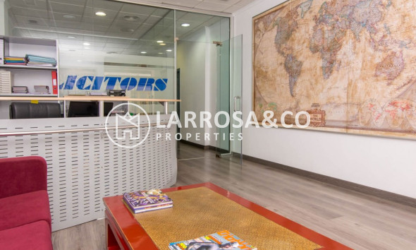 Resale - Commercial space - Torrevieja - Centro