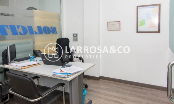 Resale - Commercial space - Torrevieja - Centro