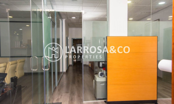 Resale - Commercial space - Torrevieja - Centro